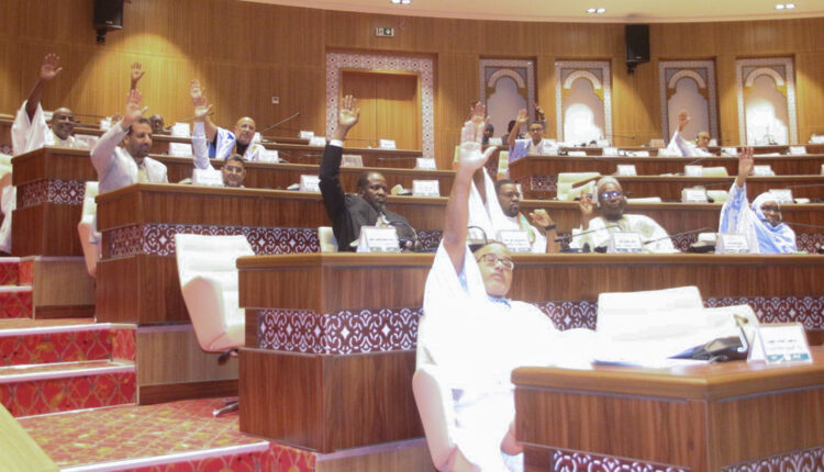 البرلمان يصادق على مشروعي قانونين يسمحان بالمصادقة على اتفاقية إطارية وقرض بين موريتانيا والبنك الإسلامي للتنمية