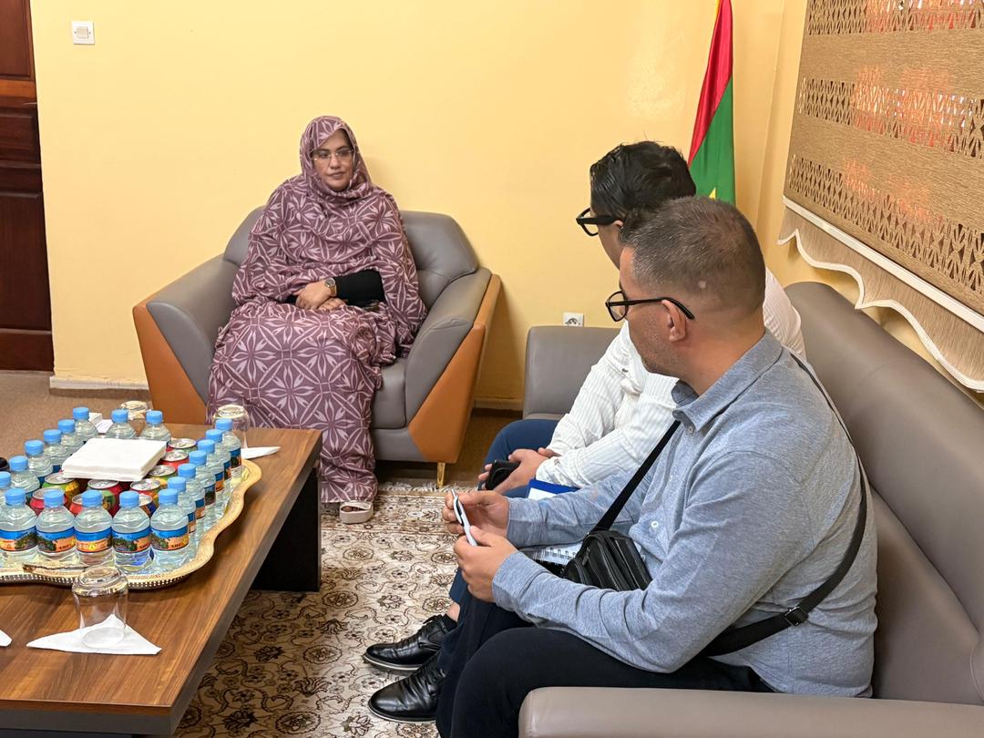 العمدة المساعدة لبلدية نواذيبو مانة منت شكار، تستقبل  بالقصر البلدي، القنصل المساعد للجمهورية الجزائرية الديمقراطية الشعبية في نواذيبو السيد زياده أسامة، مرفوقًا بخبيرين فنيين من شركة Divindus CAPREFF، هما السيد شريفي سيدي علي (قسم الإنتاج) والسيد سعد محمد أمين (مدير المشروع).