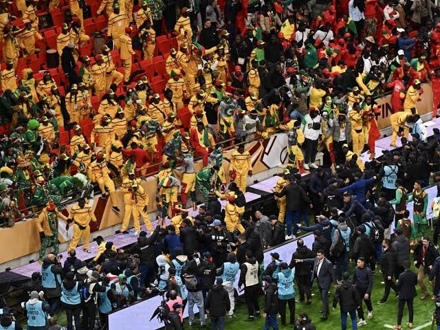 “فيفا” و”كاف” يدينان سلوك لاعبين ومسؤولين سنغاليين خلال نهائي “الكان”