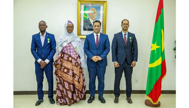 الوزير الأول يوشح عددا من الموظفين بالوزارة الأولى