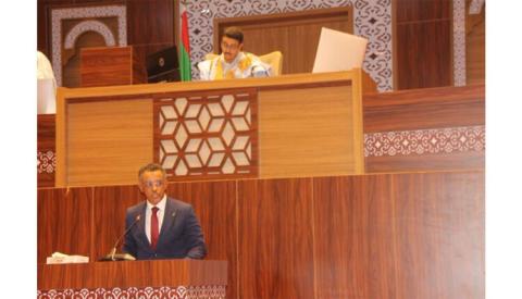 وزير الصحة يقول إن قطاعه يعمل على رقمنة خدماته خميس, 2026-01-29 09:27 قال وزير الصحة، أمس الأربعاء أمام الجمعية الوطنية، إن قطاعه يعطي اهتماما كبيرا لقضايا تشغيل المنشآت الصحية والتسيير المالي، مؤكدا أن هذه القضايا تشكل أولوية للقطاع، لما لها من انعكاس مباشر على جودة الخدمة العمومية وذلك انسجاما مع توجيهات فخامة رئيس الجمهورية، السيد محمد ولد الشيخ الغزواني، وتنفيذا لبرنامج حكومة معالي الوزير الأول السيد المختار ولد اجاي. وأوضح الوزير، في رده على سؤال لأحد النواب، أن مستشفى سيلبابي تم تدشينه السنة الماضية من طرف فخامة رئيس الجمهورية، وهو مستشفى جهوي بسعة 150 سريرا، ويتوفر عل تجهيزات فنية وتقنية متطورة، مؤكدا أن الأخصائيين الأساسيين لتشغيله تم تحويلهم إليه ويباشرون عملهم حاليا. وأضاف أن التخصصات المحورية مثل الجراحة، وأمراض النساء، وطب الأطفال والتخدير، تشكل الأساس الذي تعتمد عليه المستشفيات الجهوية لتقديم أغلب الخدمات الصحية. وأشار إلى أن القطاع يعمل على إنشاء مركز رقمي للوزارة، يهدف إلى تنظيم وتتبع حالات المرضى أصحاب الحالات المستعجلة داخل النظام الصحي، وتفعيل الاستشارة والتشخيص عن بُعد لفائدة المراكز الصحية في الداخل. وفيما يتعلق بميزانيات التسيير على مستوى المراكز الصحية، أوضح الوزير أن السنة الماضية شهدت خللا في التخصيص الميزانوي، مؤكدا أن جميع مستحقات المنشآت الصحية تم تسديدها قبل نهاية السنة المالية، وأن الإشكال تمت معالجته نهائيا في الميزانية الجديدة. وأكد التزام القطاع بتحسين الحوكمة المالية، من خلال رقمنة النظام المالي في المنشآت الصحية وإتاحته للمتابعة، مبرزا أن الوزارة تولي أولوية خاصة لحل الملفات العالقة عن طريق نظام رصد للمشاكل وتشخيصها وتحديد الأولويات ووضع خطط استعجالية لها. وقال الوزير إن القطاع يعكف حاليا على تطوير المستشفيات المرجعية النموذجية عبر إدخال أنظمة معلومات صحية وأنظمة تسيير مرقمة، مشيرا إلى أن هذه الأنظمة مكنت من تحسين مسار المريض وولوجه إلى الخدمات الصحية، مضيفا أنهم بصدد تعميم هذه التجربة النموذجية على المستشفيات الأخرى في القريب العاجل.