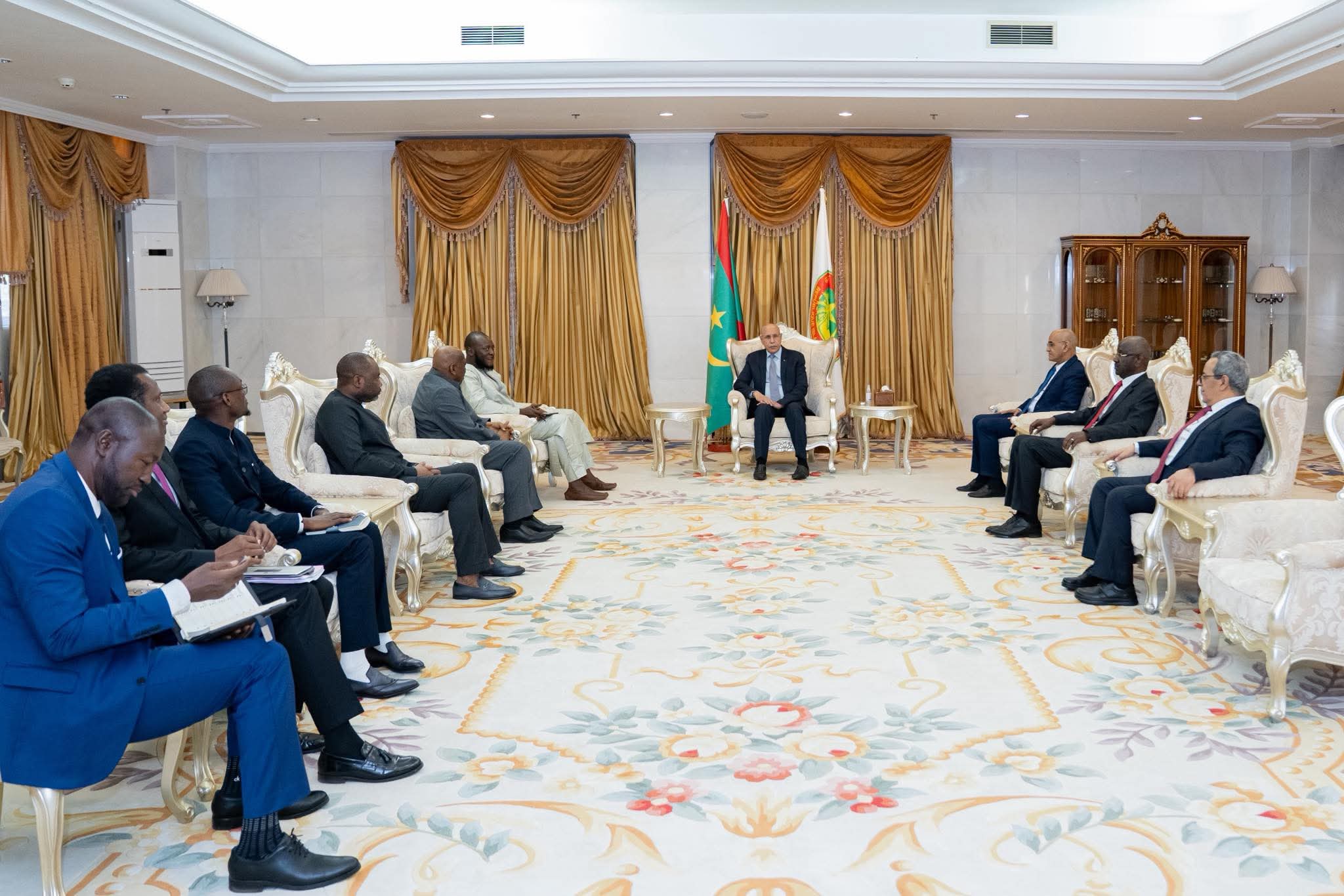 ولدالغزواني يستقبل وفدا غينيا يضم وزراء ومستشارين ومحافظ البنك الغيني