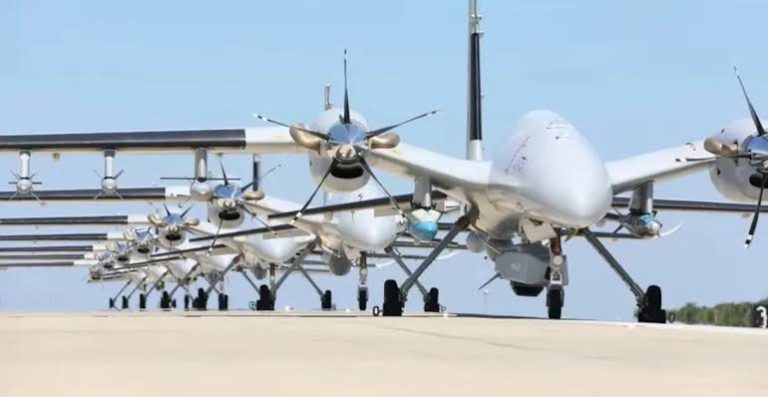 مالي تتسلم دفعة جديدة من مسيرات “أكينجي” لتعزيز قدرات قواتها الجوية مشاركة 31 يناير , 2026 10:08 م تسلم الجيش المالي دفعة جديدة من الطائرات المسيرة القتالية الثقيلة من طراز “أكينجي” (AKINCI) لتعزيز قدراته الجوية، وذلك في القاعدة الجوية رقم 200 بمدينة سيفاري. وأكد ساديو كامار، وزير الدفاع المالي، أن التحديات الأمنية في منطقة الساحل باتت أكثر تعقيدا، وتشمل تهديدات غير تقليدية مثل حرب العصابات والتخريب والهجمات على البنى التحتية، إضافة إلى الحرب الإعلامية، موضحا أن جيش بلاده يواصل مسار التحديث والتكيف لمواكبة هذه التحديات، بهدف تعزيز التفوق العملياتي وتأمين السكان والسيطرة على كامل التراب الوطني. وأشار كامارا إلى أن اقتناء هذه المسيرات يندرج ضمن برنامج وطني مستمر لتحديث الجيش، يتم تنفيذه عبر شراكات دولية وصفها بالمثمرة، بهدف بناء جيش حديث وأكثر استقلالية في قراره وقدراته العملياتية. وتعد مسيرة “أكينجي” من أكثر الطائرات غير المأهولة تطورا في فئتها، إذ تتمتع بقدرة على التحليق حتى 24 ساعة متواصلة وعلى ارتفاع يصل إلى 12 ألف متر، مع مدى عملياتي قد يبلغ 6 آلاف كيلومتر. كما تتميز بحمولة تصل إلى نحو 1500 كيلوغرام، وأنظمة اتصال عبر الأقمار الصناعية، ورادارات متقدمة، وقدرات عالية في الاستطلاع والحرب الإلكترونية وتنفيذ الضربات الدقيقة. وكانت مالي قد اقتنت أولى مسيرات “أكينجي” في نوفمبر 2024، لتصبح من بين الدول الإفريقية القليلة المشغلة لهذا الطراز، حيث تعمل حاليا إلى جانب مسيرات “بيرقدار TB2” التي دخلت الخدمة منذ عام 2022.