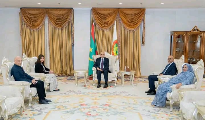 رئيس الجمهورية يستقبل عمدة مدينة باريس