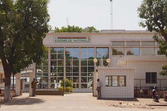 برلمان بوركينا فاسو يقر حل جميع الأحزاب في البلاد