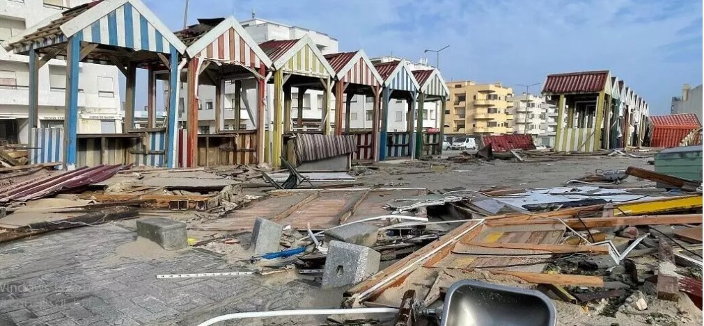 عاصفة عنيفة تضرب البرتغال وتحرم أكثر من 200 ألف شخص من الكهرباء !!