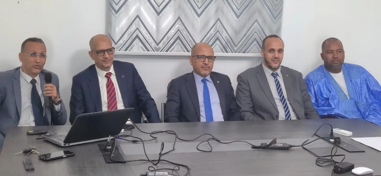 جامعة العيون تناقش تطوير هويتها الرقمية وإطلاق ماجستير متخصص بالهجرة