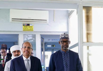 رئيس مفوضية الاتحاد الأفريقي يبدأ زيارة إلى مالي لبحث ملفات سياسية وأمنية