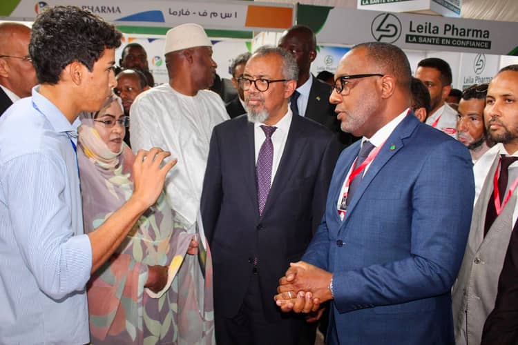 وزير الصحة ومدير منظمة الصحة العالمية يزوران جناح “كاميك” بالمنتدى الصحي