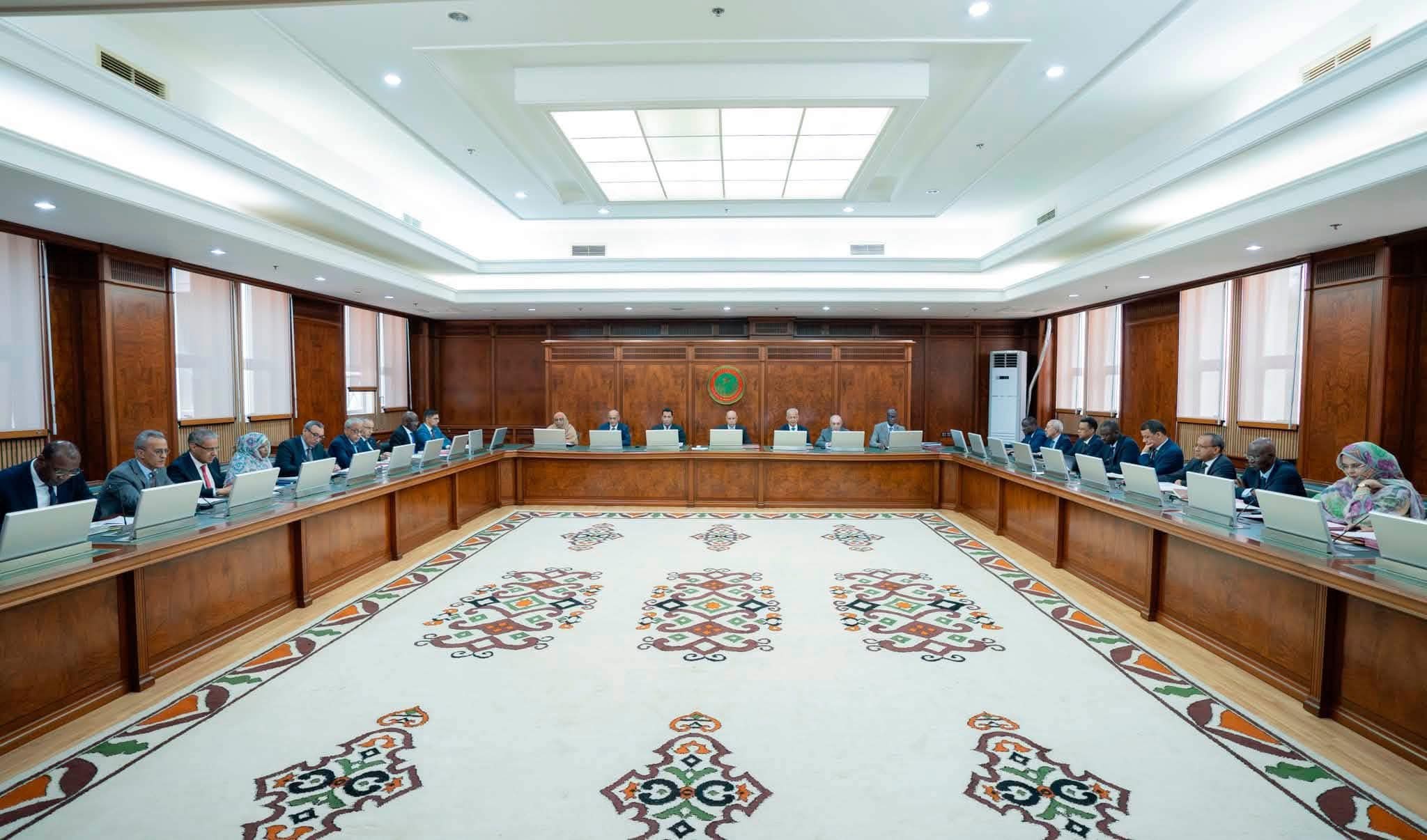 مجلس الوزراء يناقش استقطاب شركات جديدة لاستكشاف النفط (بيان)