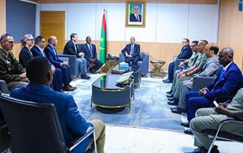 وزير الدفاع يبحث مع وفد من الكونغرس الأمريكي تعزيز التعاون الدفاعي