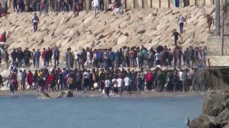 مع وصول 1500 مهاجر سباحة من المغرب: سبتة تغرق في أزمة هجرة غير مسبوقة والسلطات تعلن حالة الطوارئ