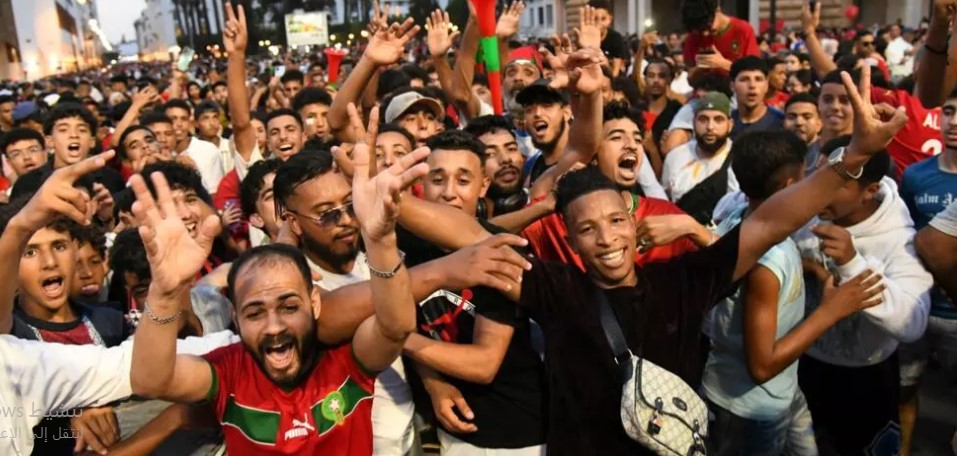جماهير المغرب تحتفل بتأهل المنتخب المغربي لربع نهائي كأس العالم !!