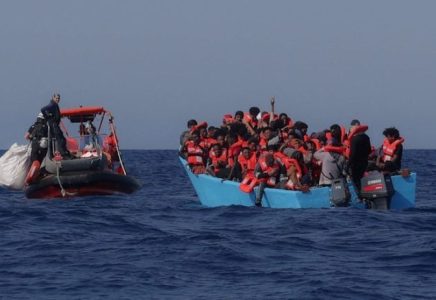 إنقاذ 50 مهاجرا والعثور على 7 جثث في قارب قبالة السواحل الليبية