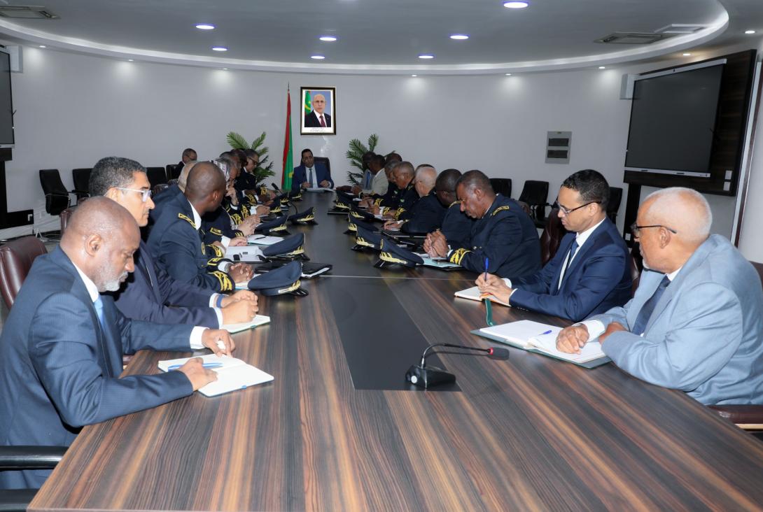 الوزير الأول يجتمع بالولاة لمتابعة البرنامج الاستعجالي لتعميم الخدمات في الداخل