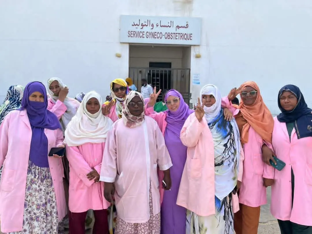 القابلات يوقفن العمل ساعتين احتجاجا على طرد زميلاتهن بمستشفى حمد