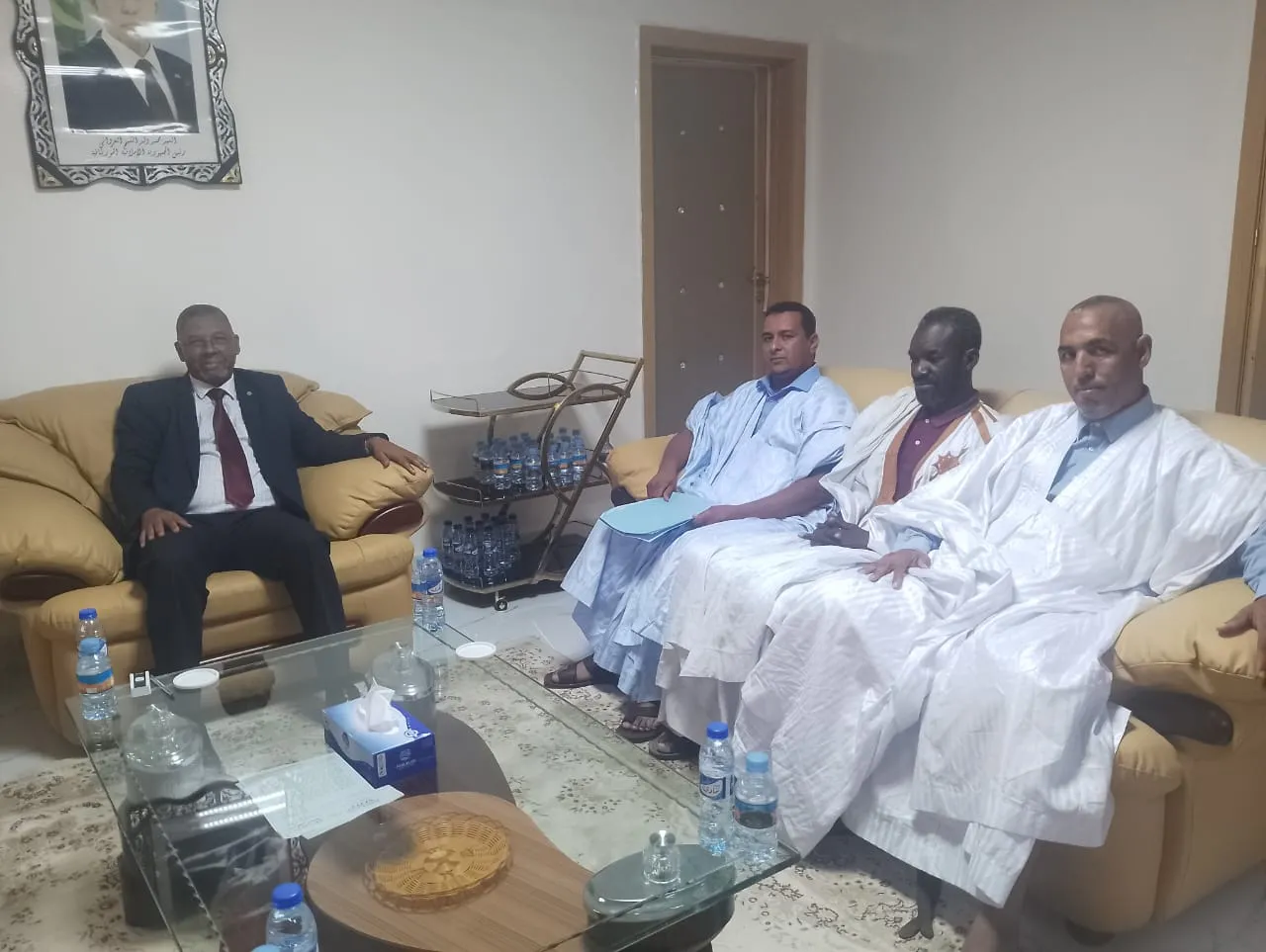 النقابة الحرة لعمال التجمعات المحلية تسلم عريضتها المطلبية للوزير المكلف باللامركزية