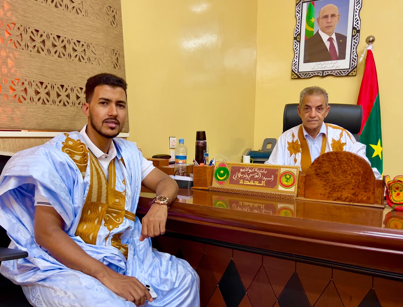 النائب والعمدة القاسم ولد بلالي يستقبل رئيس قسم الإعلام السابق ببلدية نواذيبو، سيدي محمود عبّدي،
