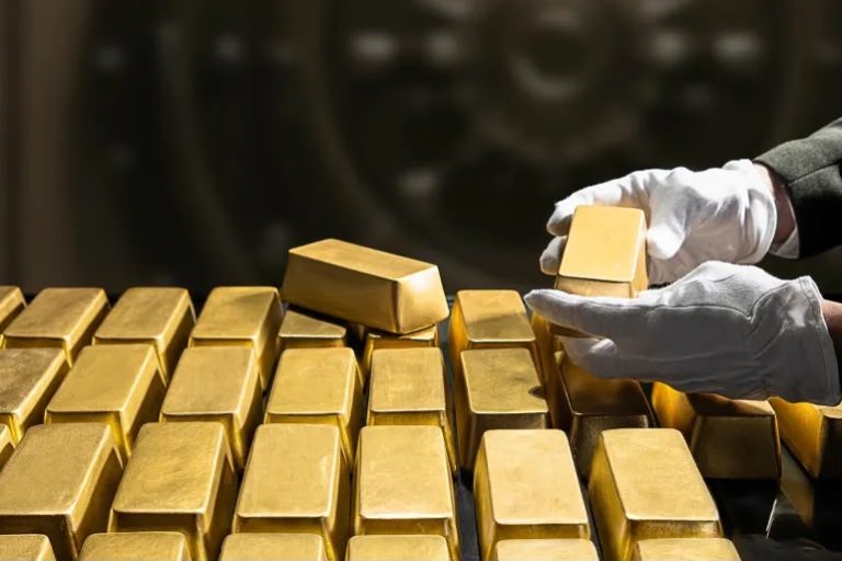 الذهب يتجاوز 4670 دولارا مع تراجع الدولار وترقب بيانات التضخم