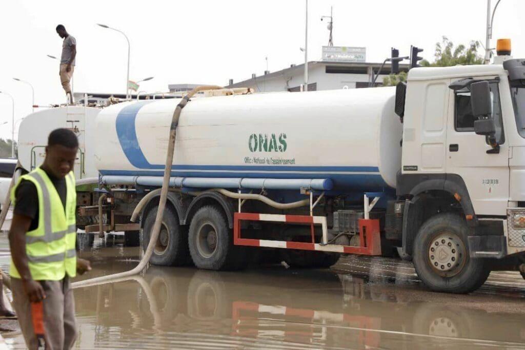“ONAS”: الفرق تعمل على شفط مياه الأمطار من أحياء نواكشوط