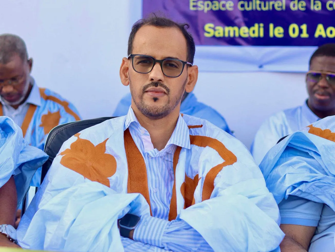 أخبار ولد المنير: مقارنة تمويلات البنك الدولي ساذجة اقتصاديا وانتقاء 28-09-2026 عند 01:14  1 دقيقة قراءة 𝕏 انشر على الفيسبوك Share on Pinterest انشر على لينكد إن Share on WhatsApp انشر على الإيميل  رئيس الفريق البرلماني لحزب الإنصاف الحاكم النائب زين العابدين المنير الأخبار (نواكشوط) – وصف رئيس الفريق البرلماني لحزب الإنصاف الحاكم النائب زين العابدين المنير مقارنة تمويلات البنك الدولي لموريتانيا خلال السنوات السبع الأخيرة، مع تمويلاته خلال العقود الست التي سبقت ذلك بأنها “مقارنة ساذجة اقتصاديا”، مبررا ذلك بأنها “تنتقي تمويلات ممّول واحد هو البنك الدولي، ثم تقدمها وكأنها تختصر وضع المديونية الموريتانية كله، وتتجاهل المؤشر الأهم في تقييم الدين وهو حجمه بالنسبة إلى الاقتصاد وقدرة الدولة على تحمله”.  وأكد ولد المنير في تدوينة على حسابه في فيسبوك أن “الأرقام واضحة في هذا الإطار وتقول إن نسبة دين القطاع العام إلى الناتج المحلي تراجعت منذ 2019م، فقد كانت في حدود 70% سنة 2019م وأصبحت في حدود 40% اليوم رغم كل التمويلات التي حصلت عليها الدولة خلال هذه السنوات، فكيف يُستدل بارتفاع التمويل من جهة واحدة على تفاقم المديونية، بينما المؤشر الكلي للمديونية يسير في الاتجاه المعاكس؟  ورأى ولد المنير أن التركيز على البنك الدولي وحده يطرح سؤالا منهجيا بسيطا، لماذا يختار أصحاب المغالطات ممولا واحدا من بين ممولي الدولة، ويقارنون تدفقاته عبر فترتين، بدل مقارنة إجمالي الدين العام ونسبته إلى الناتج المحلي في الفترتين؟ ولماذا لم يقدم أصحاب المغالطات مديونية بقية الممولين خلال نفس الفترات؟.  وأكد ولد المنير أنهم لم يستطيعوا ذلك لأنها تحسنت بفضل هذا النظام، ولأن هذه المقارنة المغالطة تتجاهل ما سُدد أو سُوي من الديون خلال الفترة نفسها، فرصيد بعض الدائنين انخفض رغم استمرار التمويلات، كما حدث مع البنك الإسلامي للتنمية، فضلًا عن تسوية الدين الكويتي القديم الموروث من السبعينيات.  وشدد النائب البرلماني على أنه من المهم بعد ذلك تفكيك رقم 1.64 مليار دولار قبل بناء أي استنتاج سياسي عليه، فهذا الرقم يمثل تمويلات وليس ديونا خالصة، ووفق تصنيف العمليات التي أمكن حصرها، يدور المكون القابل للسداد حول 900 مليون دولار، مقابل نحو 575 مليون دولار على الأقل من المنح غير المستردة، مع مبالغ أخرى تتطلب تصنيفًا بحسب طبيعة كل عملية، وبالتالي فإن تقديم كامل مبلغ 1.64 مليار دولار باعتباره استدانة يخلط بين التمويل والدين، وبين القرض والمنحة.  وأردف ولد المنير أن مقارنة هذه الأرقام بما حصلت عليه موريتانيا قبل عقود بالقيمة الاسمية نفسها، تغفل تغير قيمة الدولار بصورة كبيرة، فبحساب القوة الشرائية فإن 900 مليون دولار بقيمة اليوم تعادل نحو 351 مليون دولار فقط بأسعار 1990، ونحو 221 مليون دولار بأسعار 1980، ونحو 104 ملايين دولار بأسعار 1970. وبالعكس، فإن مليون دولار في 1990 تعادل اليوم نحو 2.56 مليون دولار، ومليون دولار في 1980 أكثر من 4 ملايين، ومليون دولار في 1970 أكثر من 8.6 ملايين، ومن ثم فإن جمع دولارات السبعينيات والثمانينيات والتسعينيات ومقارنتها بدولار اليوم بالقيمة الاسمية نفسها لا يعكس القيمة الاقتصادية الحقيقية للأموال.  وتحدث ولد المنير عن وجود “عنصر آخر لا يقل أهمية، وهو حجم الاقتصاد وقدرته على استيعاب التمويل، فوفق أحدث التقديرات لعام 2026، تجاوز الناتج المحلي الإجمالي الموريتاني 14 مليار دولار، وبالتالي فإن نحو 900 مليون دولار من القروض موزعة على سبع سنوات ينبغي أن تقرأ في ضوء حجم الاقتصاد الحالي وشروط هذه القروض وآجالها، لا كما لو أنها مبلغ اقترض في سنة واحدة، ولا كما لو أن حجم الاقتصاد الموريتاني ظل ثابتًا منذ عقود”.  وقال ولد المنير إن موريتانيا ليست استثناء في اللجوء إلى تمويلات البنك الدولي، فدول المنطقة، بما فيها المغرب والسنغال، لديها بدورها محافظ تمويل وائتمان كبيرة لدى البنك الدولي، والمقارنة الاقتصادية الدقيقة لا تقوم على الأرقام المجردة وحدها، وإنما على نسبة الدين إلى حجم الاقتصاد، وطبيعة التمويل، وشروطه وآجاله.  وختم ولد المنير تدوينته بالتأكيد على أن الأهم أن هذه القروض التي تقارب 900 مليون دولار خلال السنوات السبع، ليست أرقامًا مجهولة الوجهة أو أموالا لا يُعرف أين ذهبت، فالمشاريع التي وُجهت إليها معلومة وموثقة، ومجالاتها محددة، وكثير منها قائم على الأرض أو قيد التنفيذ في قطاعات الطاقة والصحة والزراعة والمياه والحماية الاجتماعية والرقمنة وتشغيل الشباب وكفاءة الإنفاق العام، ويمكن بالطبع مناقشة سرعة التنفيذ وجودته وحجم الأثر المحقق بعيدًا عن تزييف الحقائق والمغالطات