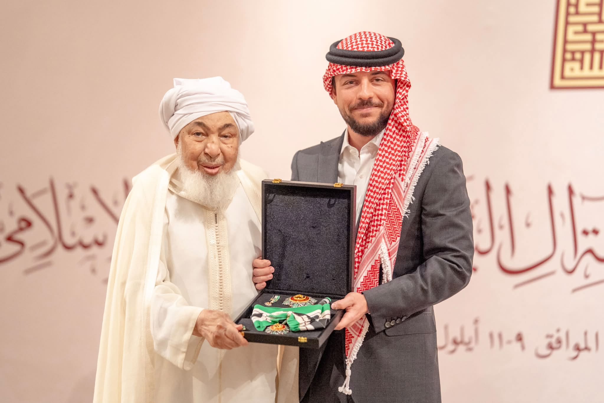ملك الأردن يمنح معالي الشيخ عبدالله بن بيه وسام النهضة العالي الشأن
