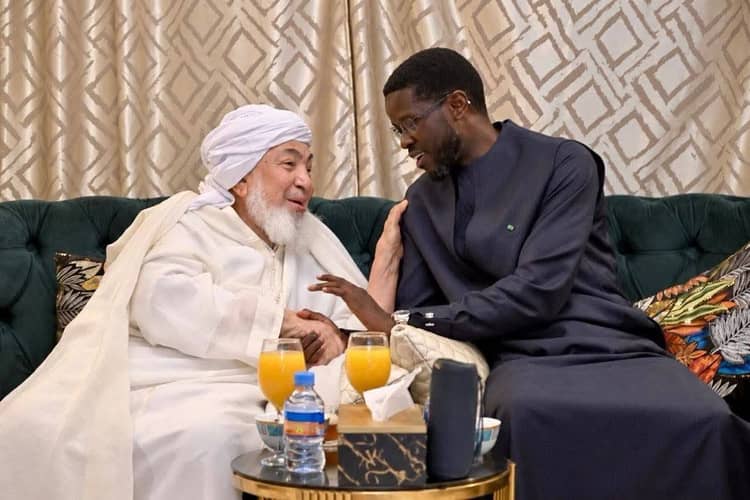 الرئيس السنغالي يزور الشيخ عبد الله بن بيه في نواكشوط ويبحث معه قضايا السلم في إفريقيا