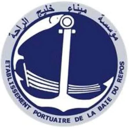 السيطرة على حريق داخل زورق بميناء خليج الراحة