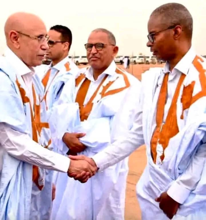 صفحة جامعة نواكشوط تنشر خبراً عن مشاركة رئيسها في استقبال رئيس الجمهورية بإينشيري