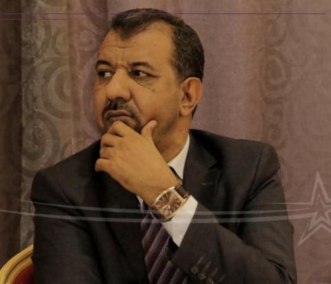 الرئيسية الأخبار الولايات جاليات مقابلات آراء ثقافة رياضة صحة مواقع من نحن؟ اتصل بنا الأرشيف الفيس بوك  .  مواضيع أخرى  انتخاب “إسماعيل ولد الشيخ أحمد” أمينا عاما لمنظمة التعاون الإسلامي  موريتانيا والجزائر توقعان اتفاقية لنقل 100 ألف طن من مواد البناء  المفوضية الأوروبية تعلن عن تنظيم منتدى الأعمال الموريتاني–الأوروبي 2027 في نواكشوط  مصر: كوادر موريتانية تتلقى تدريبا للكشف عن «السموم الفطرية» في الأغذية  شركة جزائرية تعلن عن خط بحري جديد نحو الموانئ الموريتانية  القضاء السوري يصدر حكماً غيابياً بالإعدام على الرئيس السابق بشار الأسد من يهدد الأمريكيين في موريتانيا؟/ محمد محمود أبو المعالي أحد, 06/09/2026 – 07:05  محمد محمود أبو المعالي: كاتب صحفي ومختص في شؤون الجماعات المسلحة  أصدرت وزارة الخارجية الأمريكية قبل يومين تحذيرا للرعايا الأمريكيين من السفر إلى موريتانيا بحجة احتمال وقوع هجمات إرهابية، وهو تحذير يأتي تاليا لتحذير مماثل أطلقته السفارة الأمريكية في نواكشوط في شهر مارس الماضي، عن احتمال تعرضها لهجوم إرهابي، وكلا التحذيرين لم يعط أية تفاصيل عن طبيعة الهجمات المحتملة، ولا الجهة المفترض تخطيطها لتنفيذها.  الأمر الذي يثير أكثر من سؤال حول حقيقة التهديدات المفترضة، والغاية من إطلاقها، خصوصا أنه لا جديد على مستوى الوضع الأمني في موريتانيا، التي لم تعرف منذ 15 عاما أي نشاط إرهابي، ولا أي استهداف للأجانب على أراضيها، وهو ما مكن الأمريكيين وغيرهم من الرعايا الغربيين، من التحرك بحرية خلال السنوات الماضية، في طول البلاد وعرضها، دون أية إجراءات أمنية استثنائية.   ولأن التحذير صادر عن الولايات المتحدة الأمريكية ذات القدرات الاستخباراتية والعسكرية العالية، فإنه لا مناص من التعاطي معه تحليليا بمستوى من الجدية والانتباه، وإن كان معلوما لدى الخبراء والمحللين، أن الاهتمام الأمريكي بمنطقة الساحل جاء متأخرا، ولا يزال محدودا، قياسا لاهتمام بعض الدول الأوربية بها، وفي مقدمتهم فرنسا ذات المصالح العميقة والعتيقة في المنطقة، التي توغلت فيها منذ القرن السابع عشر، ولم تلاحظ عيونها المنتشرة في كل مكان، ولا أنوفها المتحسسة العارفة بتفاصيل المنقطة وخباياها، أي خطر يتهدد موريتانيا أو المصالح الغربية فيها.   غير أن ذلك لا يلغي أهمية وخطورة المستوى الذي وصل إليه الأمريكيون من التوغل في المنطقة، فبات لزاما أن تُحمل تحذيراتهم على محل الجد، وأن تكون قراءتها والسعي لفهمها اعتمادا على معطيات الحاضر بواقعه ووقائعه، ومجريات الأحداث الماضية بنتائجها وتداعياتها، وهو ما يقودنا حتما إلى تلمس معالم الجهة التي يفترض أنها تخطط لهذه الهجمات، وهنا لا مندوحة لنا من التطرق للجماعات السلفية المسلحة التي تنشط في منطقة الساحل، باعتبارها الجهة الوحيدة في المنطقة التي تصنفها المنظومة الدولية جهات إرهابية، ولها عداوة معلنة وخصومة معلومة مع الغرب عموما، ومع الولايات المتحدة الأمريكية خصوصا، ولا مناص عندئذ من التذكير بأن هذه الجماعات لا وجود لها على الأراضي الموريتانية حاليا، ولا فيما مضى من تاريخها في المنطقة، لذلك سنتلمس وجودها في أقرب نقطة تماس بينها وبين الأراضي الموريتانية، ويتعلق الأمر بالأراضي المالية، إذ من المعلوم بداهة أن جماعتين “جهاديتين” مسلحتين تنشطان في مالي منذ سنوات عديدة، أولاهما وأكثرهما قوة وانتشارا، “جماعة نصرة الإسلام والمسلمين”، التابعة لتنظيم القاعدة، وهي التي ينشط بعض عناصرها فيما يلي الحدود الموريتانية من الأراضي المالية، لكن هذه الجماعة انهمكت منذ تأسيسها في مارس سنة 2017، في الشأن المحلي لجمهورية مالي، بشكل استغرق معظم أنشطتها وتفكيرها، بعد أن باتت الهيمنة فيها لصالح قادة ومقاتلين محليين من وسط وشمال مالي، وأصبح دور الأجانب فيها محدودا، حيث قتل واختفى معظم قادة المجموعات المؤسسة لها من غير الماليين، ما بين عامي 2013 و2020، وبات تفكير قادتها الحاليين، يتطلع جنوبا وشرقا نحو كوت ديفوار وبنين والنيجر، لاعتبارات استراتيجية وإثنية، بعيدا عن موريتانيا، التي يرفض قائدا هذه الجماعة (إياد غالي، وآمادو كوفا) التورط معها في حرب أو مواجهة مسلحة، مبررين ذلك باعتبارات عديدة، في مقدمتها عدم رغبتهم في إدخال الجيش الموريتاني إلى ساحة الحرب ضدهم، وهو المتاخم لمناطق سيطرتهم ونفوذهم، والقادر على التوغل نحو معسكراتهم، بل يعتبر بعضهم أن تورط كتائب “إمارة الصحراء” في مواجهات مع الجيش الموريتاني ما بين عامي 2005 و2011 كان خطأ استراتيجيا، دفعت إليه تصورات خاطئة لدى بعض القادة الجزائريين، وبعض العناصر من الموريتانيين المتحمسين حينها، وقد كلفهم ذلك ثمنا باهظا، دون أن تكون له أية نتائج إيجابية، فلم تتمكن هذه الجماعة من إنشاء معسكرات على الأراضي الموريتانية، ولم تنجح محاولاتها تأسيس نواة لها في داخل البلاد، بخلاف الدول المجاورة التي أقامت فيها المعسكرات وعمل عناصرها بحرية في مدنها وعلى أراضيها، كما أن جماعة “نصرة الإسلام والمسلمين” باتت ذا تكوين شبه محلي خالص، ولم تعد للعناصر الموريتانية أو الجزائرية الكلمة العليا فيها، كما أن وضعها اليوم وهي في مواجهة مفتوحة مع عدد من جيوش المنطقة (مالي، النيجر، بوركينافاسو، كوت ديفوار، وبنين)، وتتلقى تهديدات بالقصف الأمريكي، لا يستدعي من قيادتها إضافة جيش آخر للحرب ضدها، خصوصا إن كان جيشا محاذيا لقواعدها الخلفية ومناطق نفوذها، كما أن لبعض مكوناتها تجربة مريرة معه، غير مشجعة على استفزازه من جديد.  أما الجماعة الثانية فهي تنظيم “ولاية الساحل” التابع لتنظيم الدولة الإسلامية (داعش)، وينشط في جزء الحدود المالي المقابل للنيجر وبوركينافاسو، بعيدا عن الحدود الموريتانية، وهو غير معني أصلا بالصراع مع موريتانيا أو العمل على أراضيها، منذ مبايعته لداعش في مايو عام 2015، كما لا يوجد موريتانيون ضمن صفوفه قد يدفعونه للاهتمام بموريتانيا، فمعظم قادته ومقاتليه من القوميات المحلية (الفلان، الطوارق، عرب مالي والنيجر) أو من الصحراويين، وهو مشغول بحرب متعددة الجبهات، مع جيوش مالي والنيجر وبوركينافاسو، ومع مليشيات “الدفاع الذاتي” في تلك البلدان (الدوغون، الإيمغاد، دوسحاق، الزرما، الموسى)، فضلا عن المواجهة الدموية بينه وبين غريمه وخصمه اللدود “جماعة نصرة الإسلام والمسلمين”.   ولو افترضنا جدلا أن أيا من التنظيمين (القاعدة وداعش) قرر مهاجمة الرعايا الأمريكيين في المنطقة، أو استهداف السفارات الأمريكية فيها، فإن في البلدان التي ينشط التنظيمان على أراضيها ما يسهل استهدافه والتخطيط لضربه، أكثر من سهولة استهداف الأراضي الموريتانية أو التخطيط للعمل فيها، مع مراعاة ما قد يقود إليه ذلك من جر موريتانيا إلى الدخول في مواجهة مفتوحة معهم، ستزيد من استنزافهم وتعقيد الوضع بالنسبة لهم.     وانطلاقا مما سبق، وفي ظل غياب أية معلومات دقيقة عن مصدر التهديد المفترض، فإن معطيات الساحة الموريتانية اليوم، أمنيا وعسكريا وسياسيا واجتماعيا ودينيا، لا توحي بأن جديدا قد طرأ، يبرر مثل هذه التصريحات، ويستدعي إضافة موريتانيا إلى قائمة التحذيرات الأمريكية المستمرة والمتجددة في بعض دول المنطقة، فالوضع مازال كما هو منذ سنوات، والتصنيفات العالمية ما تزال تضع موريتانيا في صدارة أكثر بلدان الساحل استقرارا وسكينة.  أما التحذير مما سمته الخارجية الأمريكية جرائم عنيفة تقع خارج أحياء تفرغ زينة في نواكشوط بشكل متكرر، وتشمل السطو والسرقة المسلحة والاعتداء، فقد تكون محقة نسبيا في مثل هذه التحذيرات، فالمدن الكبرى معرضة دائما لانتشار مثل هذه الجرائم، كما هو الحال في بعض الأحياء والمدن الأمريكية التي تشهد ارتفاعا في نسبة الجرائم العنيفة، مثل أحياء بوركلين Brooklyn، وجنوب برونكس South Bronx وهارلم الوسطى والشرقية Central East Harlemفي نييورك، ومُدن ديترويت Detroit في ميشغان، وأوكلاند Oakland في كالفورنيا، وبورت لاند Portland في أوريغون، وهي أحياء ومدن تشهد ارتفاعا كبيرا في معدلا الجريمة العنيفة، مثل القتل والاغتصاب والسطو المسلح، وصلت حسب تقارير الـFBI عام 2024 إلى ما يناهز 359 جريمة عنيفة لكل 100 الف شخص، هذا مع توفر الشرطة الأمريكية وأجهزتها الأمنية على “الموارد اللازمة للاستجابة السريعة والفعالة للجرائم الخطيرة”، إلا أن ذلك لم يستدع تحذيرات من دول لها رعايا في الولايات المتحدة الأمريكية، نظرا لحالة التطبيع بين سكان تلك المدن وزوارها، مع مستوى الجرائم والعنف داخلها منذ عقود طويلة