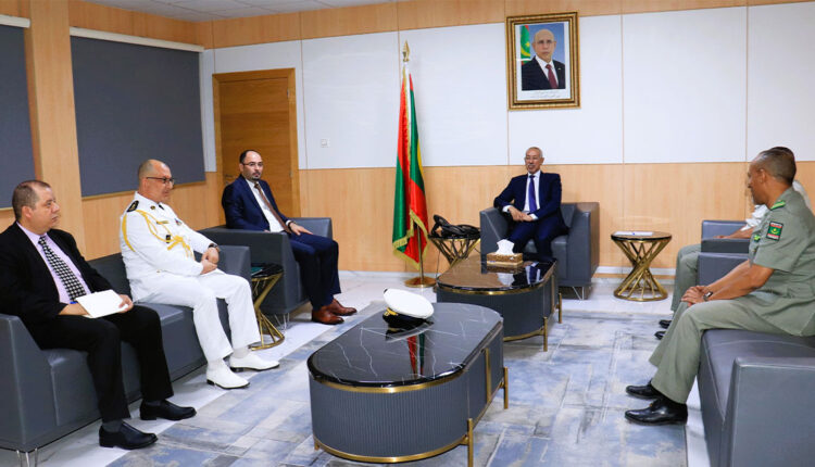 وزير الدفاع يجري مباحثات مع السفير الجزائري المعتمد لدى بلادنا