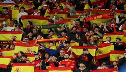 “فيفا” يؤيد العقوبة المفروضة بسبب الهتافات المعادية للمسلمين في مباراة إسبانيا-مصر