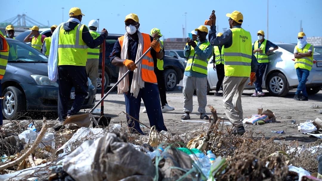 عمال ميناء نواكشوط يشاركون في الحملة الوطنية لتنظيف الشواطئ