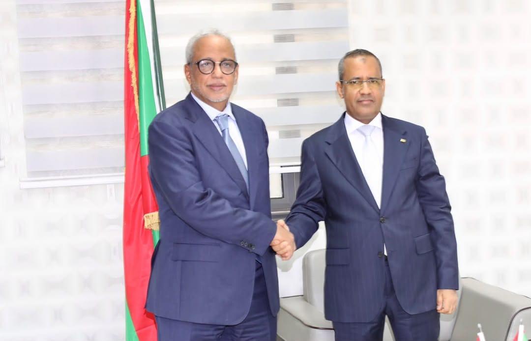 وزير الاقتصاد يتسلم مهامه ويؤكد عزمه مواصلة مسار البناء والعمل