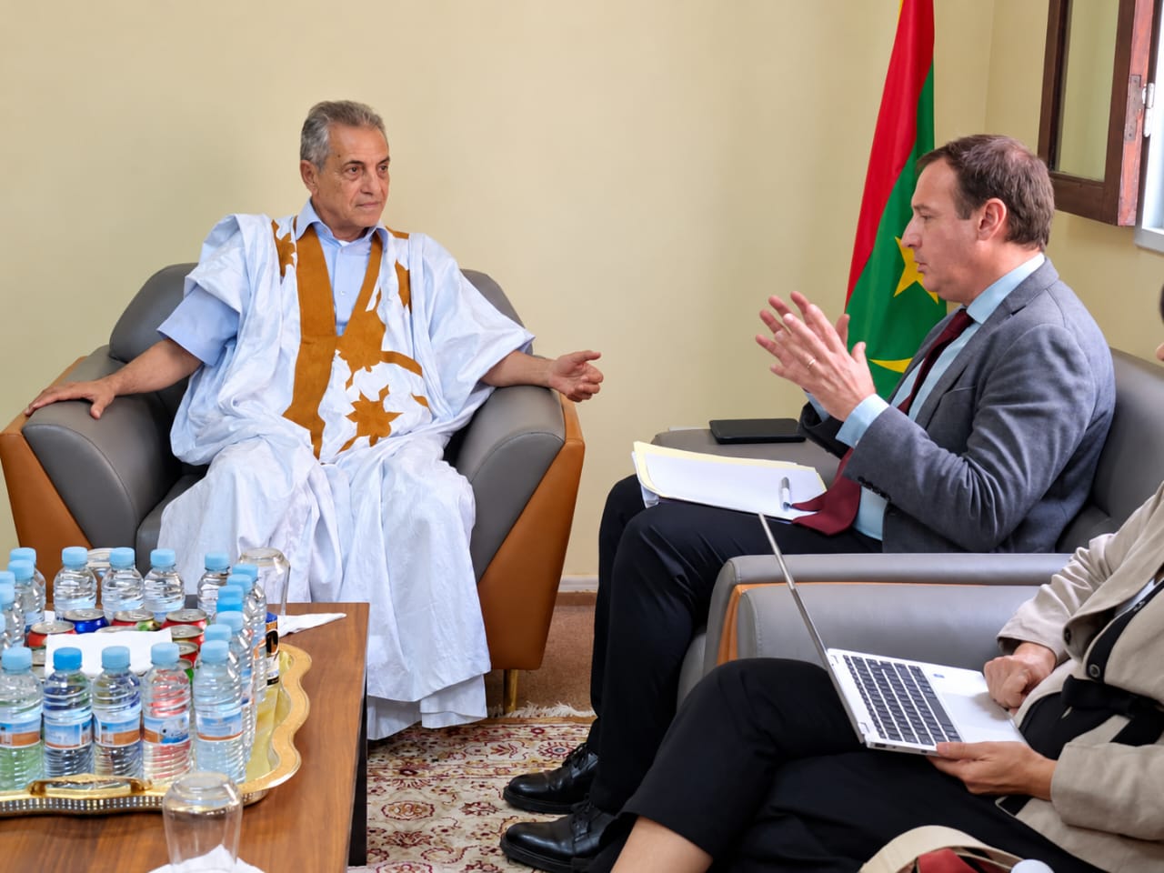 النائب والعمدة القاسم ولد بلالي يستقبل وفدًا من الوكالة الفرنسية للتنمية (AFD)، برئاسة السيدة فاليري لوفيفر (Valérie LEFEBVRE)، مسؤولة فريق المشاريع بقطاع التشغيل والتكوين والتعليم، وذلك في إطار مهمة للوكالة بمدينة نواذيبو.