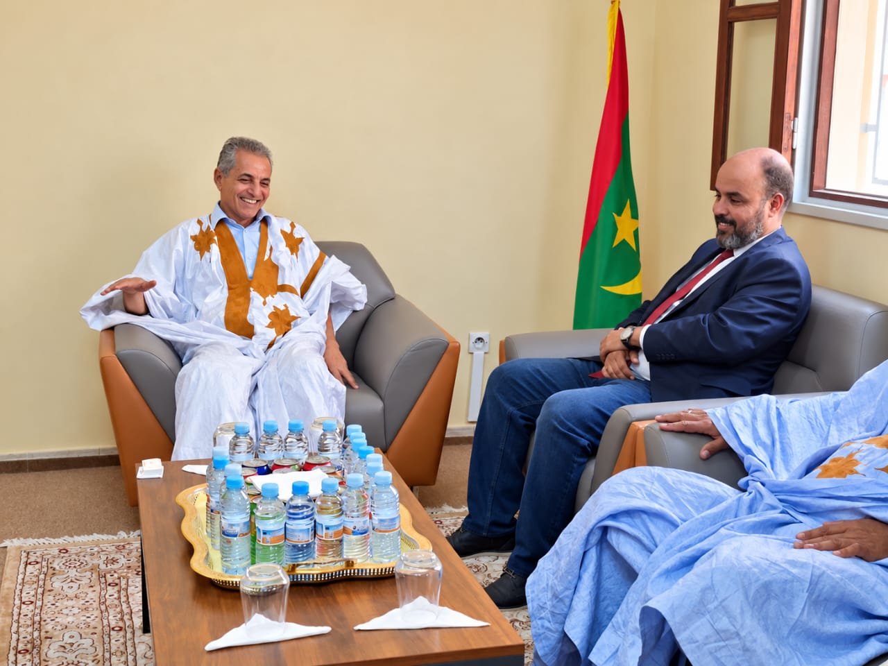 النائب والعمدة القاسم ولد بلالي يستقبل أعضاء المكتب الجهوي لاتحاد عمال موريتانيا بولاية داخلت نواذيبو.