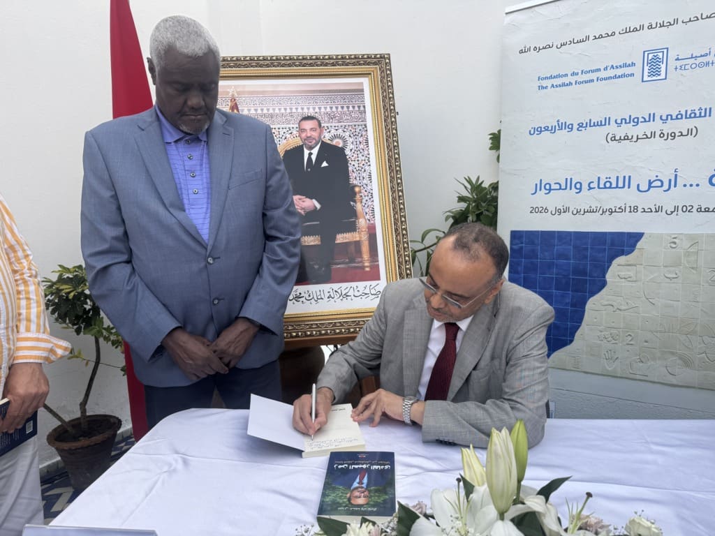 في موسم أصيلة.. ولد بوبكر يوقع كتابه «زمن العبور الهادئ»